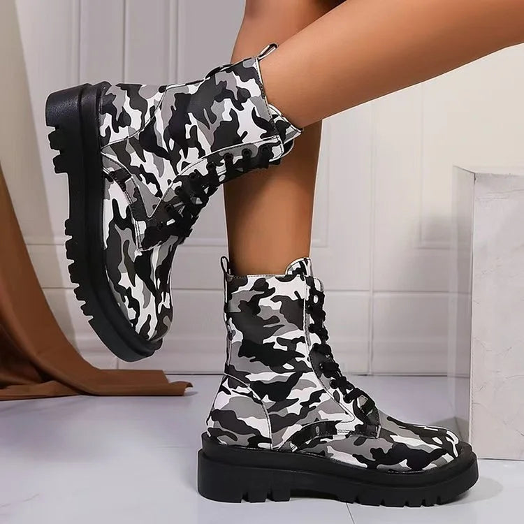 Mittelhohe Schnürstiefel mit Camouflage-Print und runder Zehenpartie und klobigem Absatz