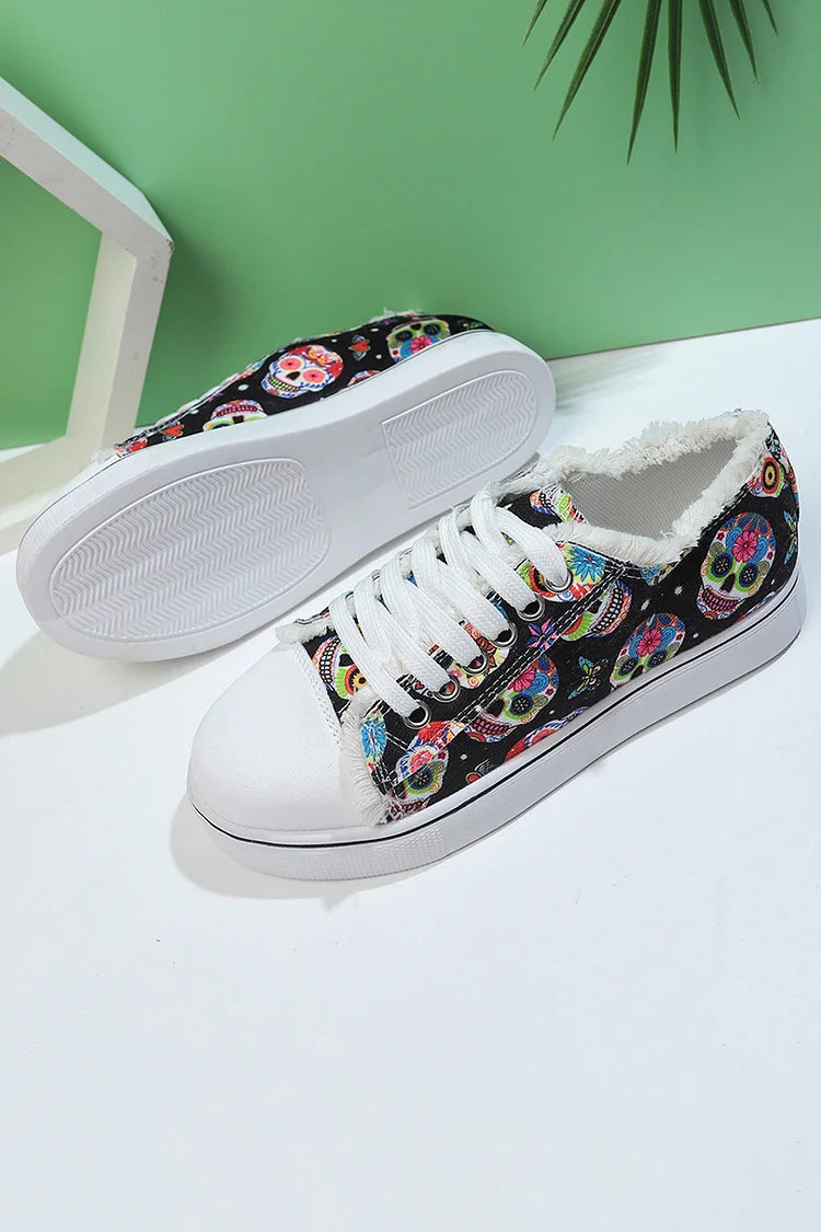 Zapatillas de lona con punta redonda y ribete de flecos y estampado de calaveras multicolor 