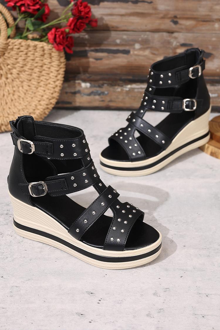 Sandali con zeppa, punta tonda, fibbia e cinturino alla caviglia decorati con rivetti metallici 