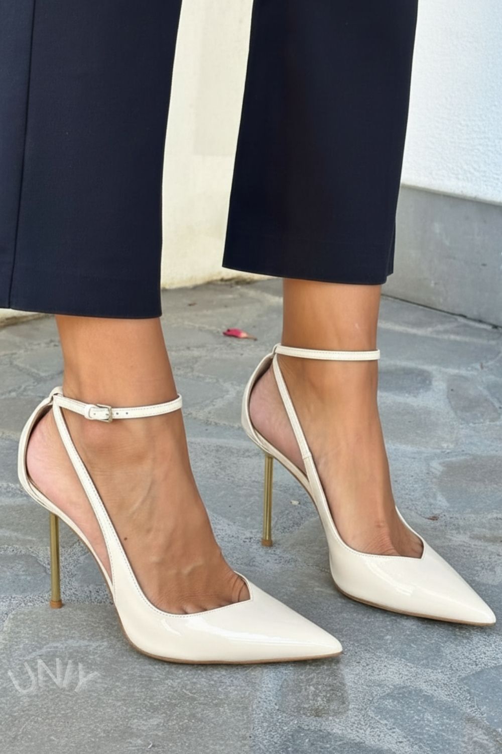Scarpin elegante de salto stiletto com bico fino, recorte lateral e cor sólida