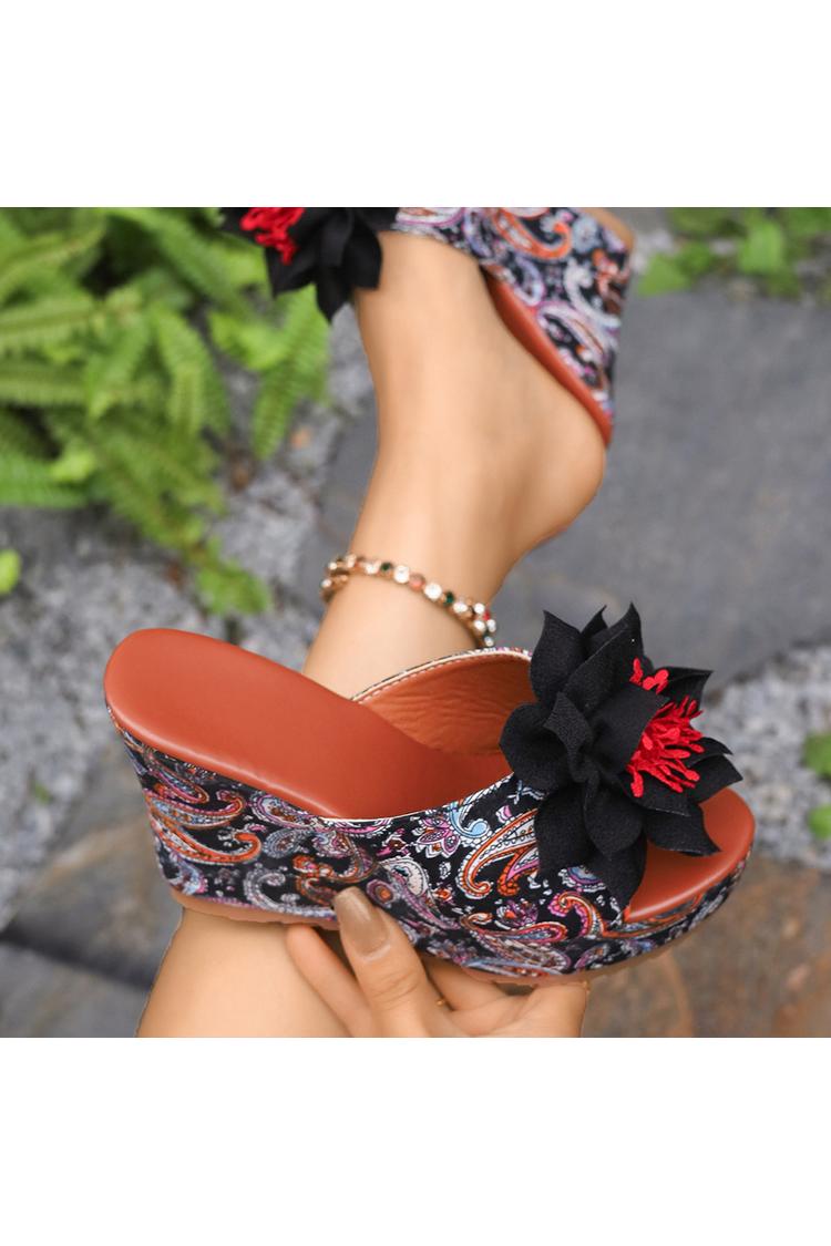Tacones de cuña informales con punta abierta y estampado paisley con decoración floral en 3D 