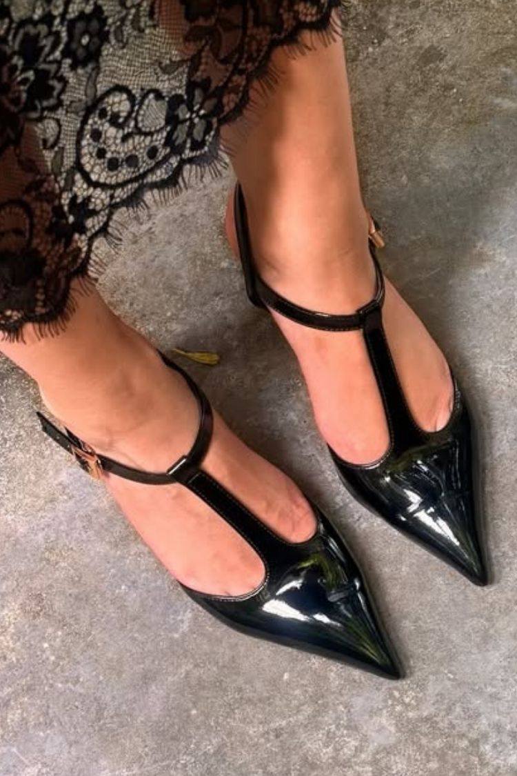 Tacones puntiagudos brillantes con tiras en el tobillo de charol [Reserva]