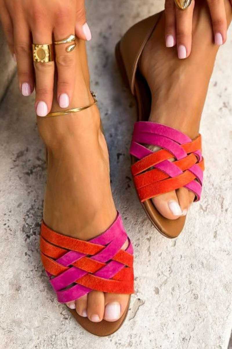 Weiße Sandalen mit Farbblock-Crossover-Riemen und offener Zehenpartie