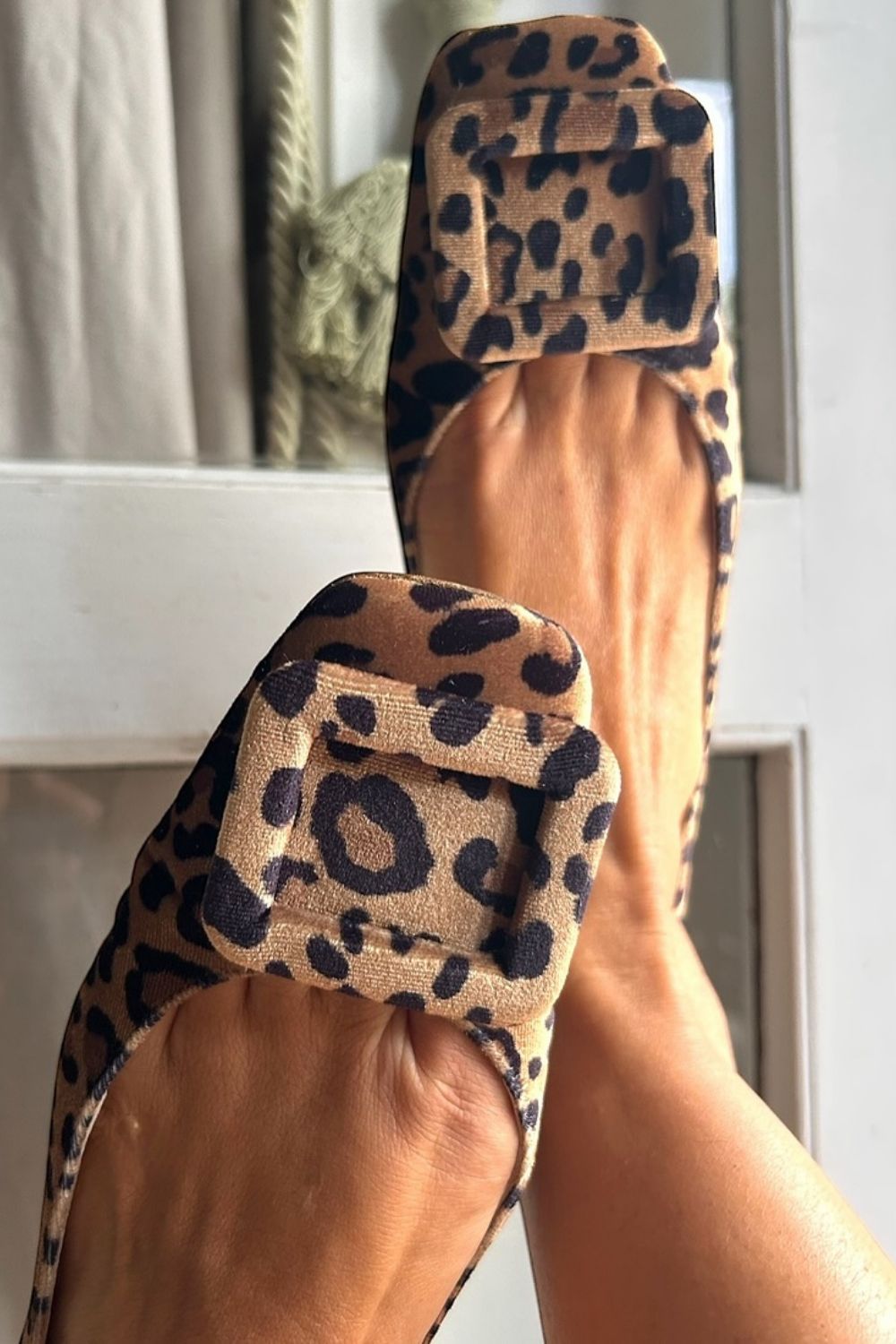 Ballerine con punta quadrata morbida e fibbia quadrata in velluto