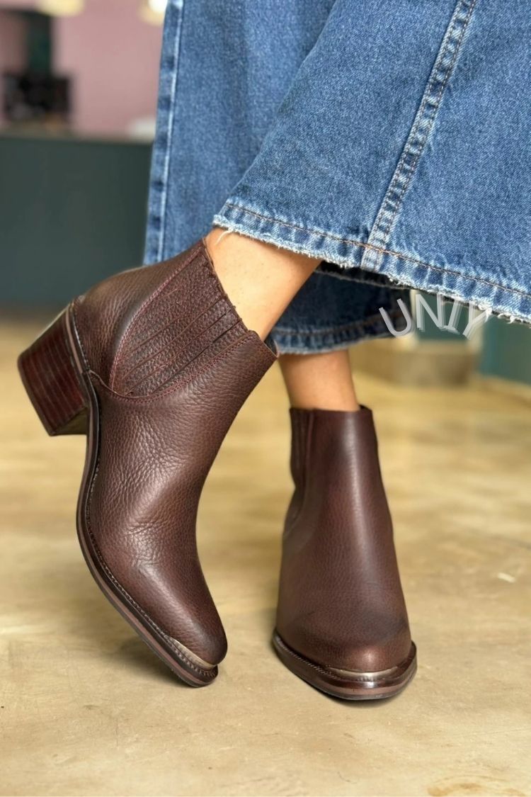 Botas de Tornozelo com Elástico Lateral em Pele Castanha Botas Grossas [Pré-Encomenda]