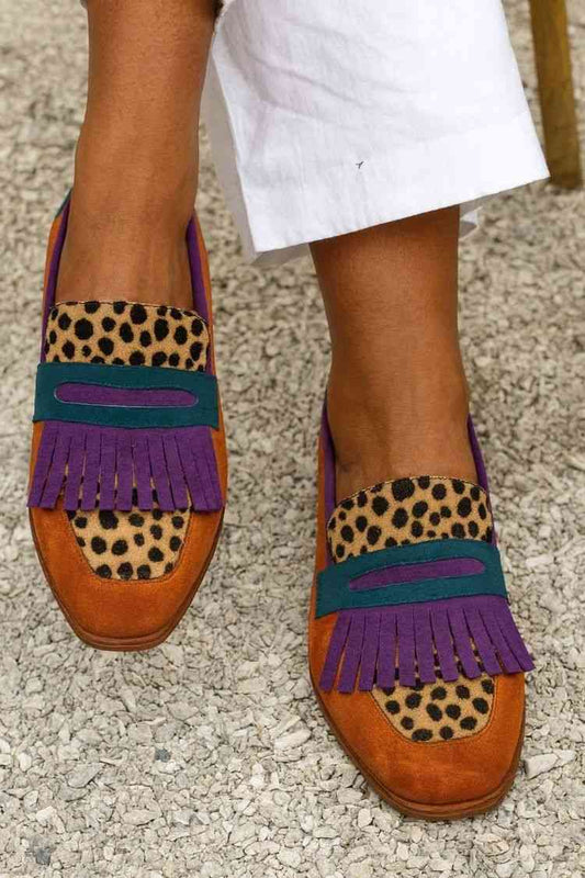 Mocassini bassi con frange e stampa leopardata color block in pelle scamosciata