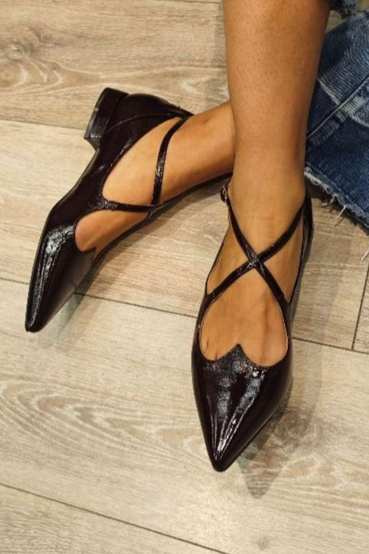 Ballerine con punta a punta, cinturino incrociato e cuore ritagliato [Pre-ordine]