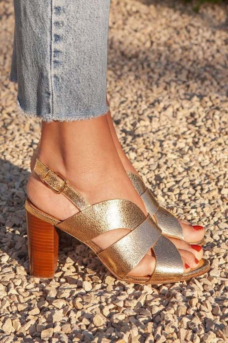 Sandali con tacco a blocco e cinturino incrociato color oro metallizzato [Pre-ordine]