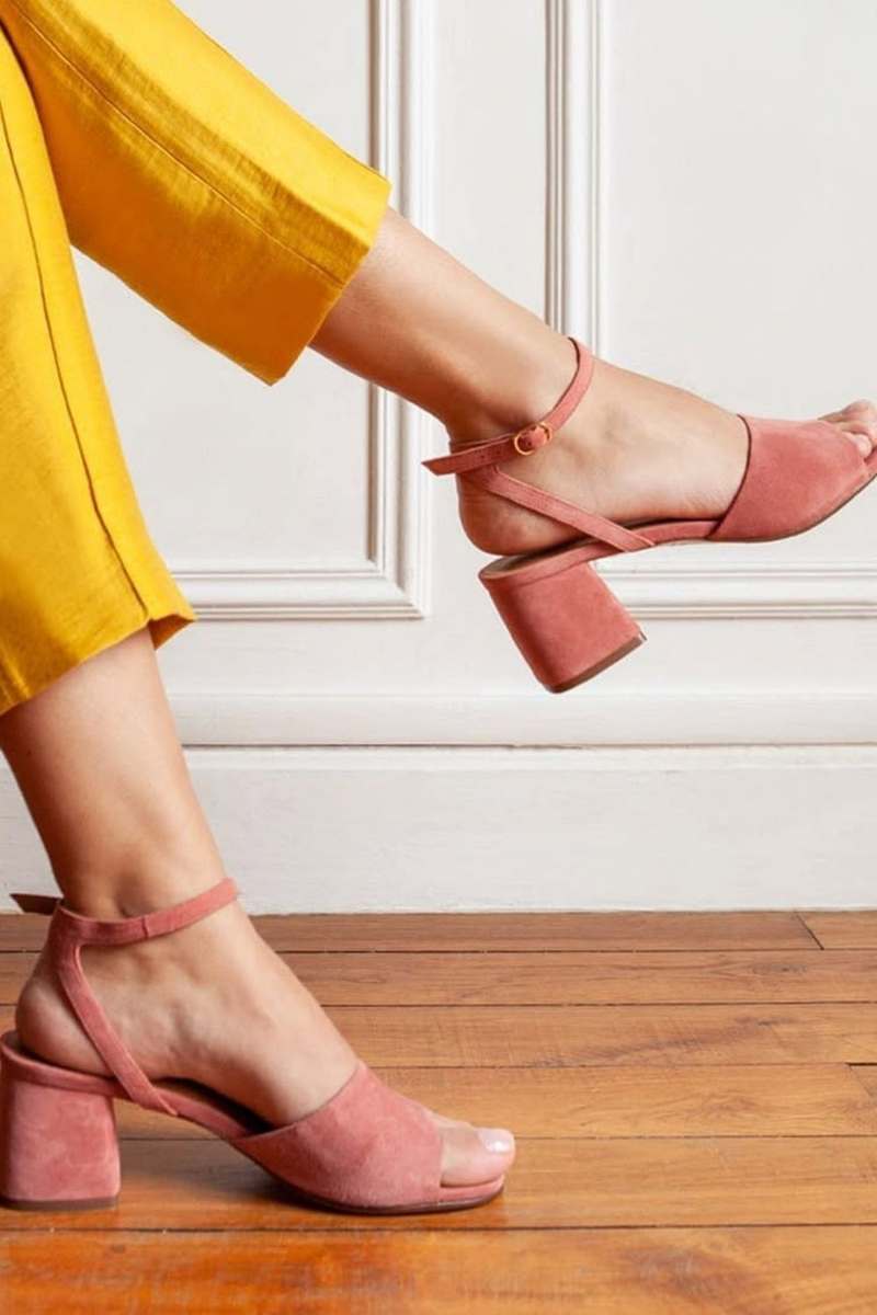 Sandales à talon bloc ouvertes à bout ouvert avec bride cheville en daim [Précommande]