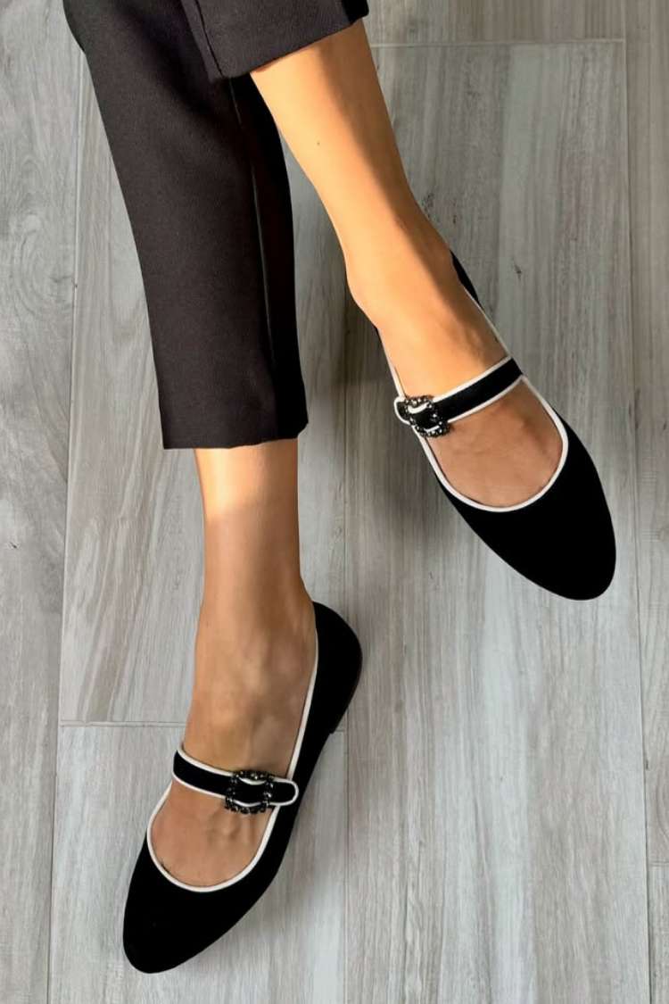 Zamszowe baleriny Mary Jane z kontrastową lamówką i klamrą [Przedsprzedaż]