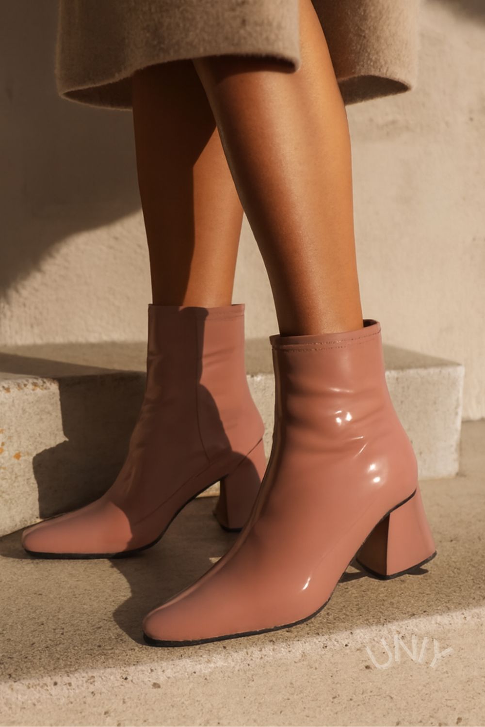 Stivaletti con tacco a blocco rosa lucido [Pre-ordine]