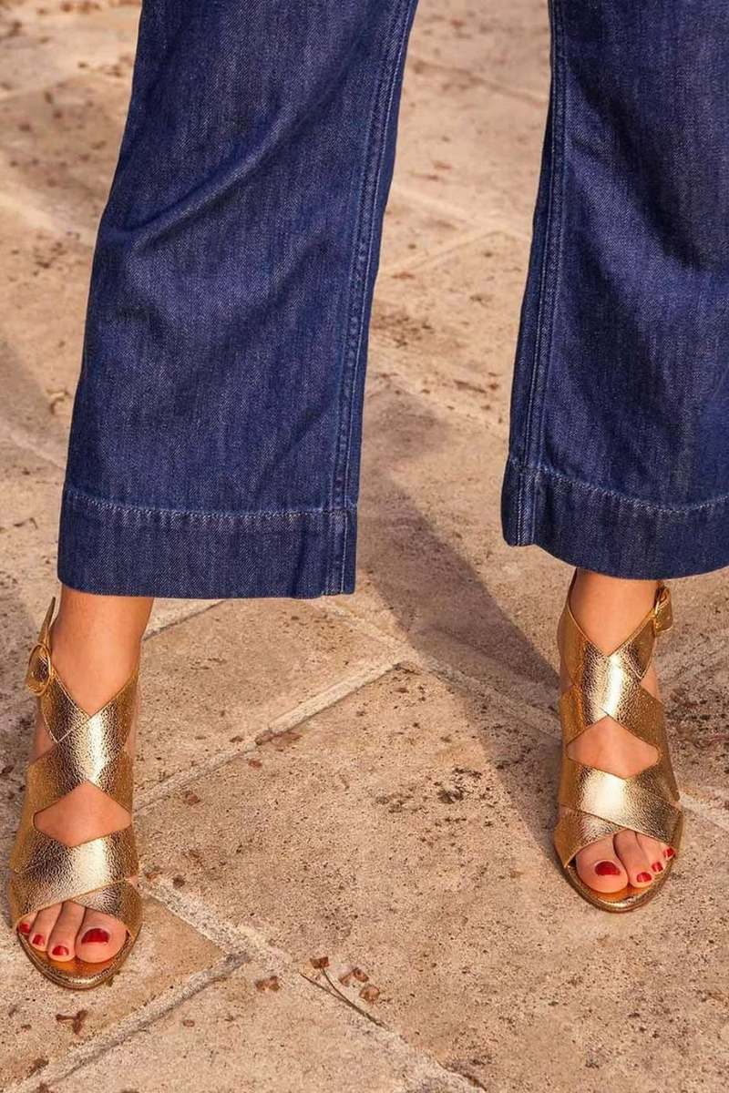 Sandales à talon bloc avec bride arrière et lanière métallique croisée [Précommande]