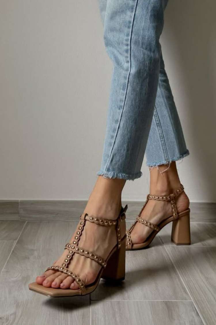 Sandálias de Salto Grosso com Biqueira Quadrada e Tira em T com Pérolas [Pré-Encomenda]