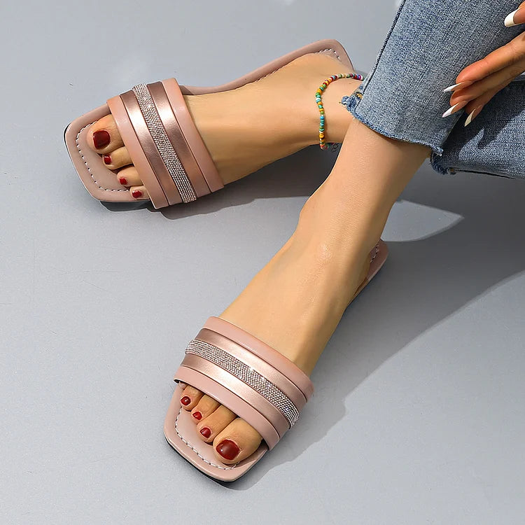 Klapki plażowe z kwadratowym noskiem, ozdobione kolorowymi kryształkami