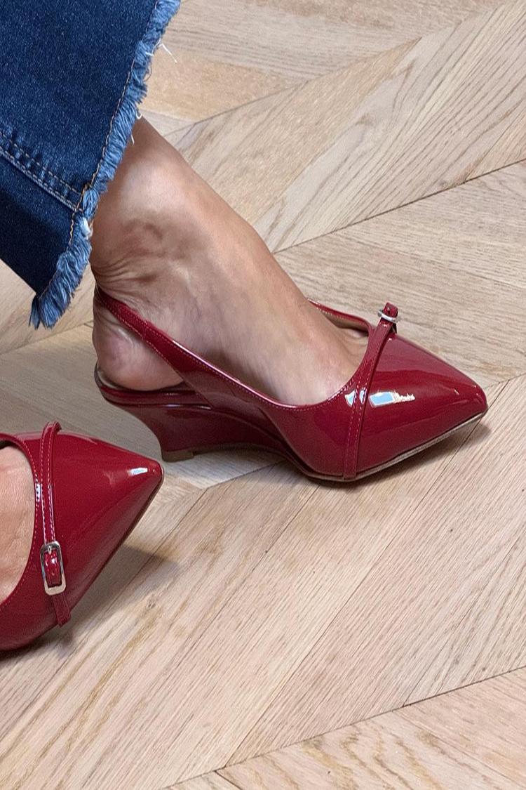 Zeppe rosse con cinturino alla caviglia e fibbia a punta [Pre-ordine]