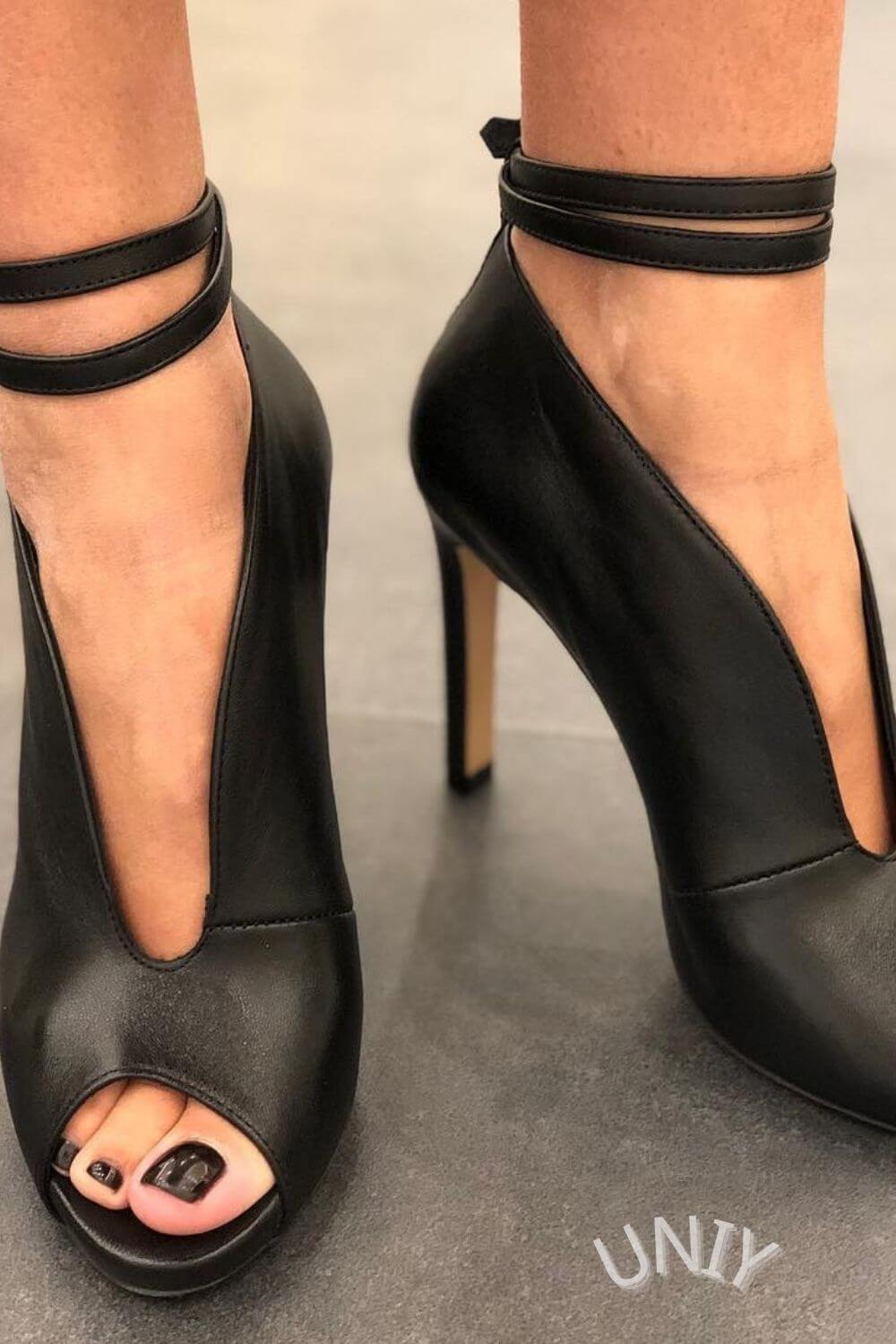Bottines à talons aiguilles en similicuir à bout ouvert avec brides à la cheville [Précommande]
