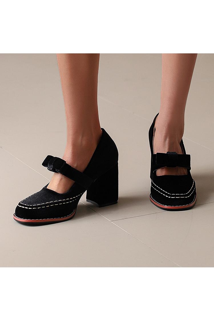 Punta tonda, tacco grosso, cinturino sul collo del piede, dettagli cuciti, fiocco decorativo 