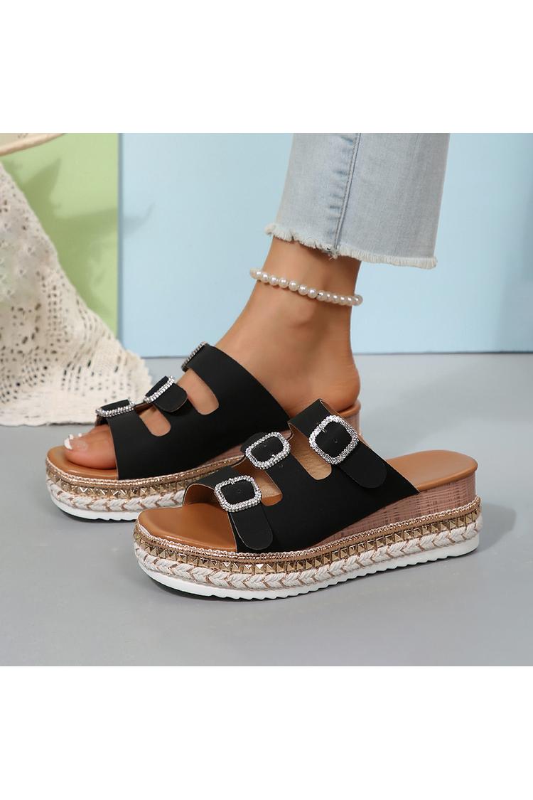 Ciabatte con zeppa a punta quadrata, con fibbia multi-cinturino e rivetti in metallo 