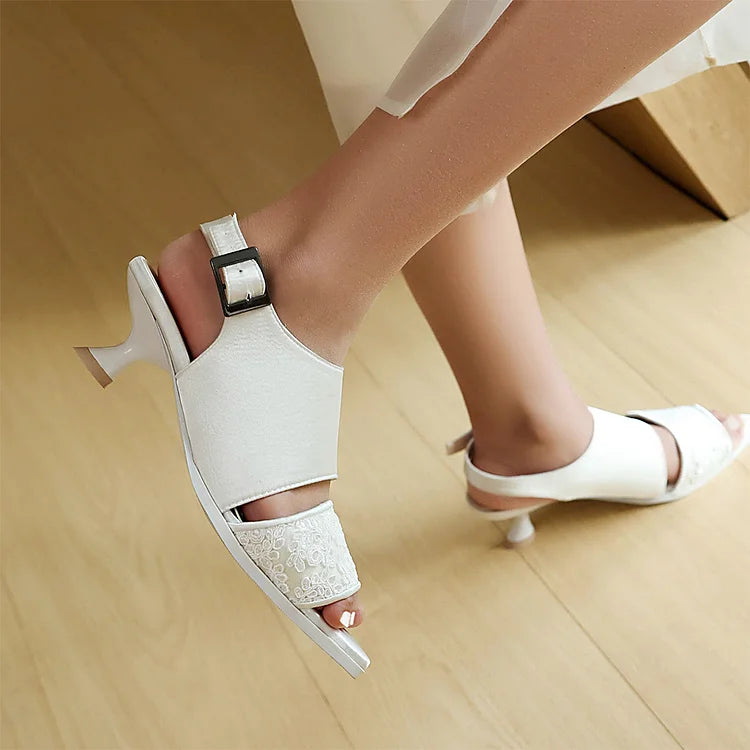 Sandały na obcasie z odkrytymi palcami, wycięciami i kwiatowym wzorem, z paskiem na pięcie