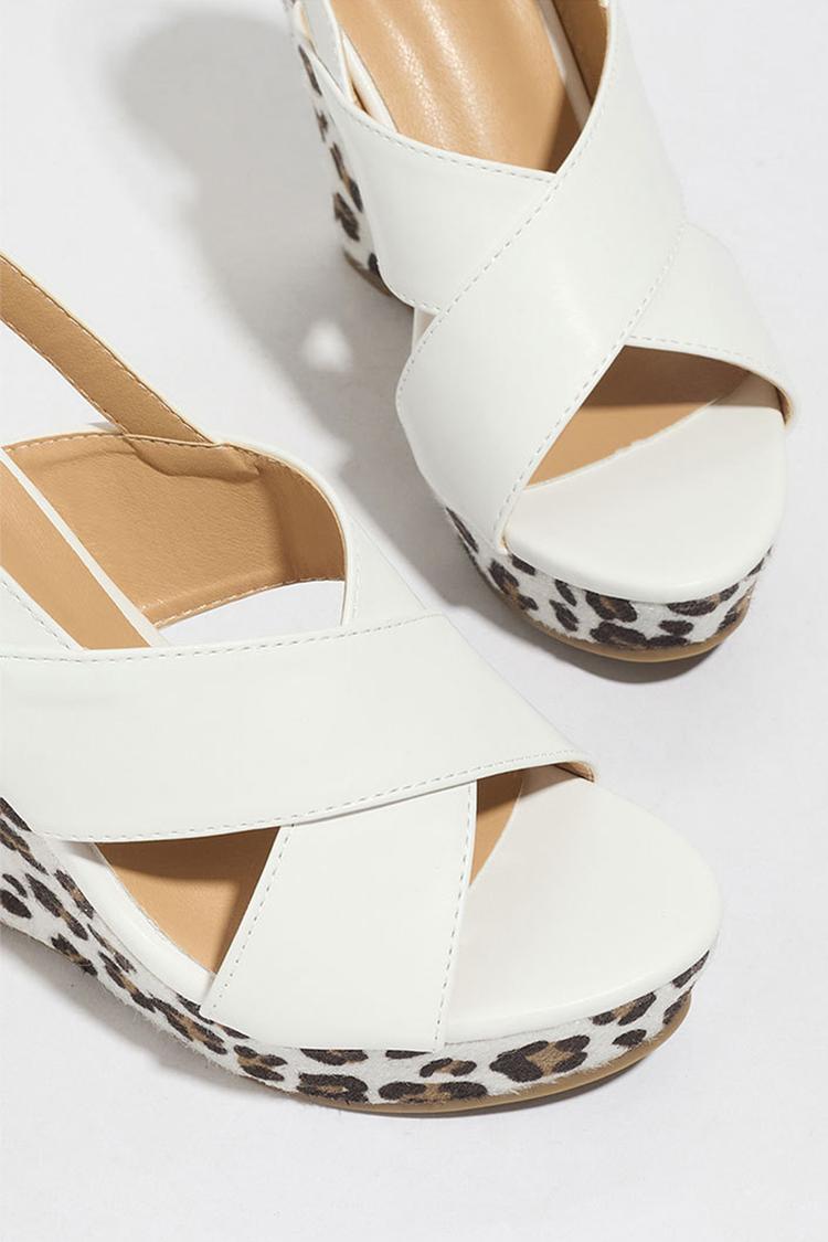 Talons compensés à bride arrière avec boucle, bout ouvert et imprimé léopard