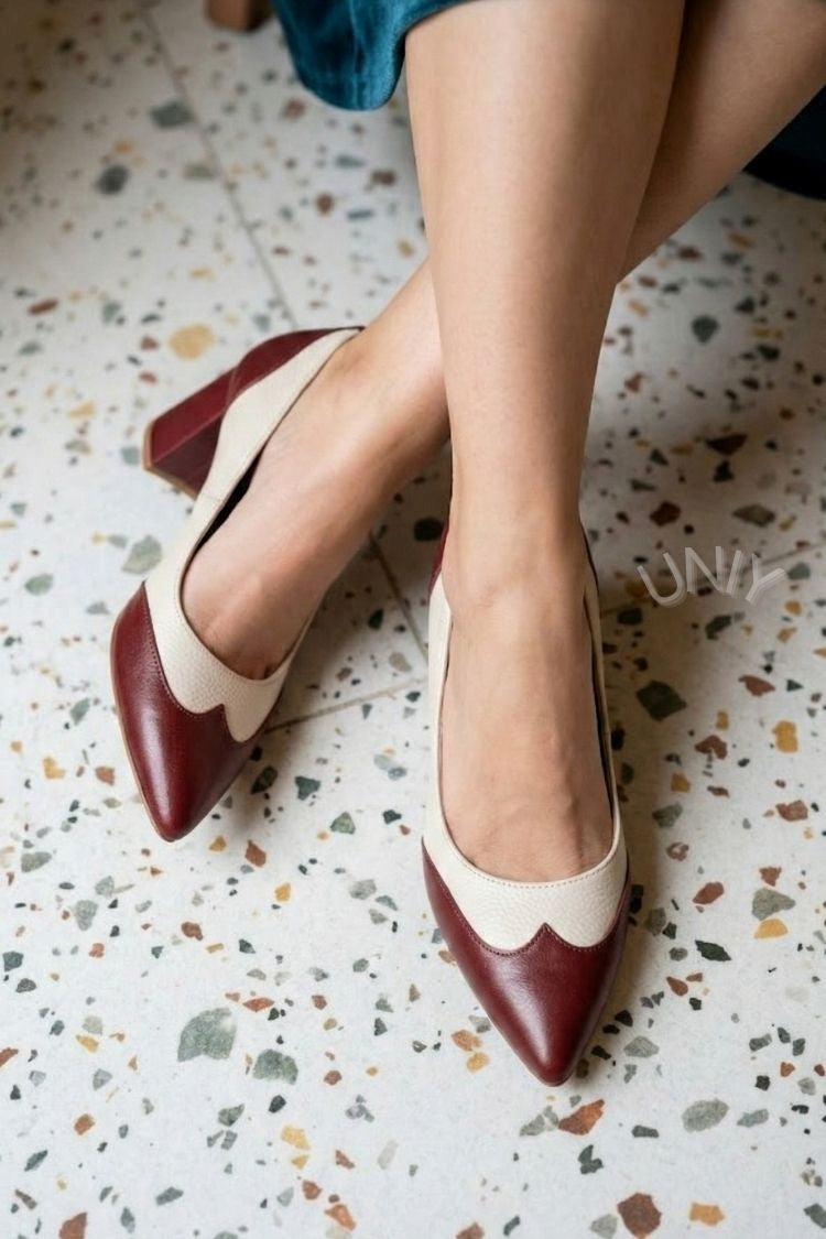 Tweekleurige bordeauxrode en crème pumps met puntige neus en blokhak [Pre Order]