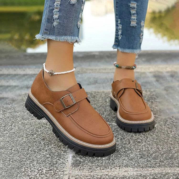 Paski z klamrą w stylu patchwork, mokasyny z okrągłym noskiem w jednolitym kolorze