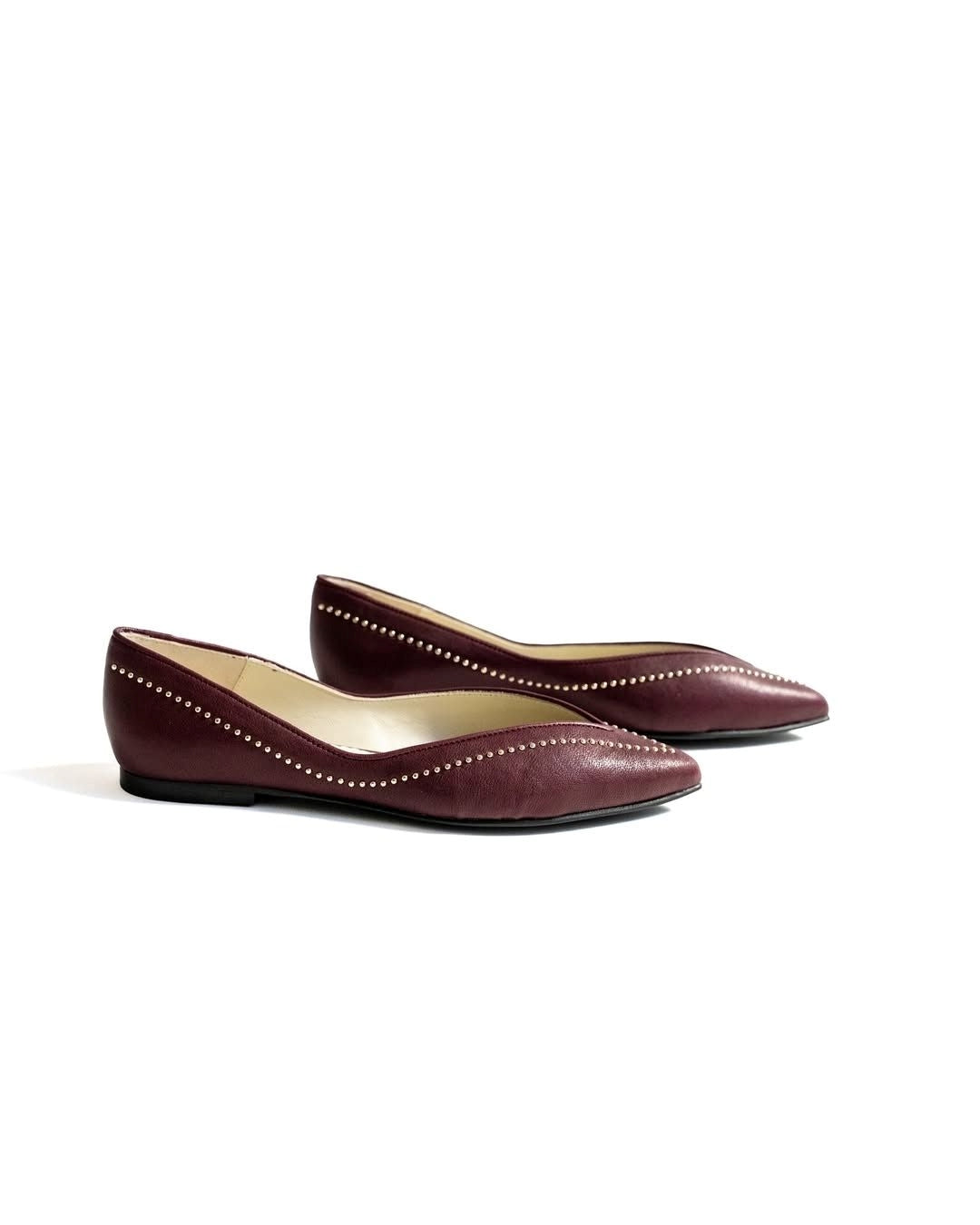 Ballerines bordeaux à bout pointu avec découpe en V et détails cloutés [Précommande]