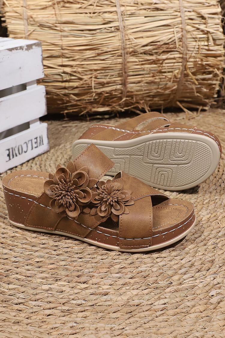 Pantuflas informales de cuña con punta redonda y tiras cruzadas con decoración de flores en 3D