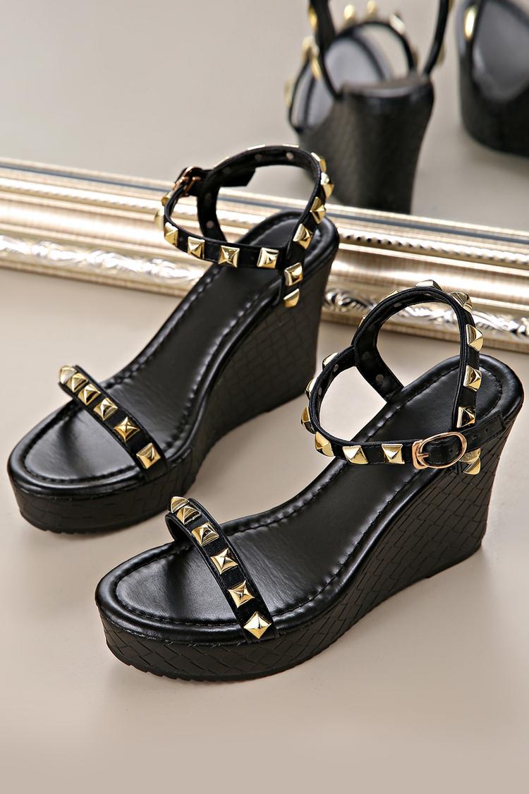 Zeppe con punta tonda, cinturino alla caviglia con fibbia e rivetti in metallo