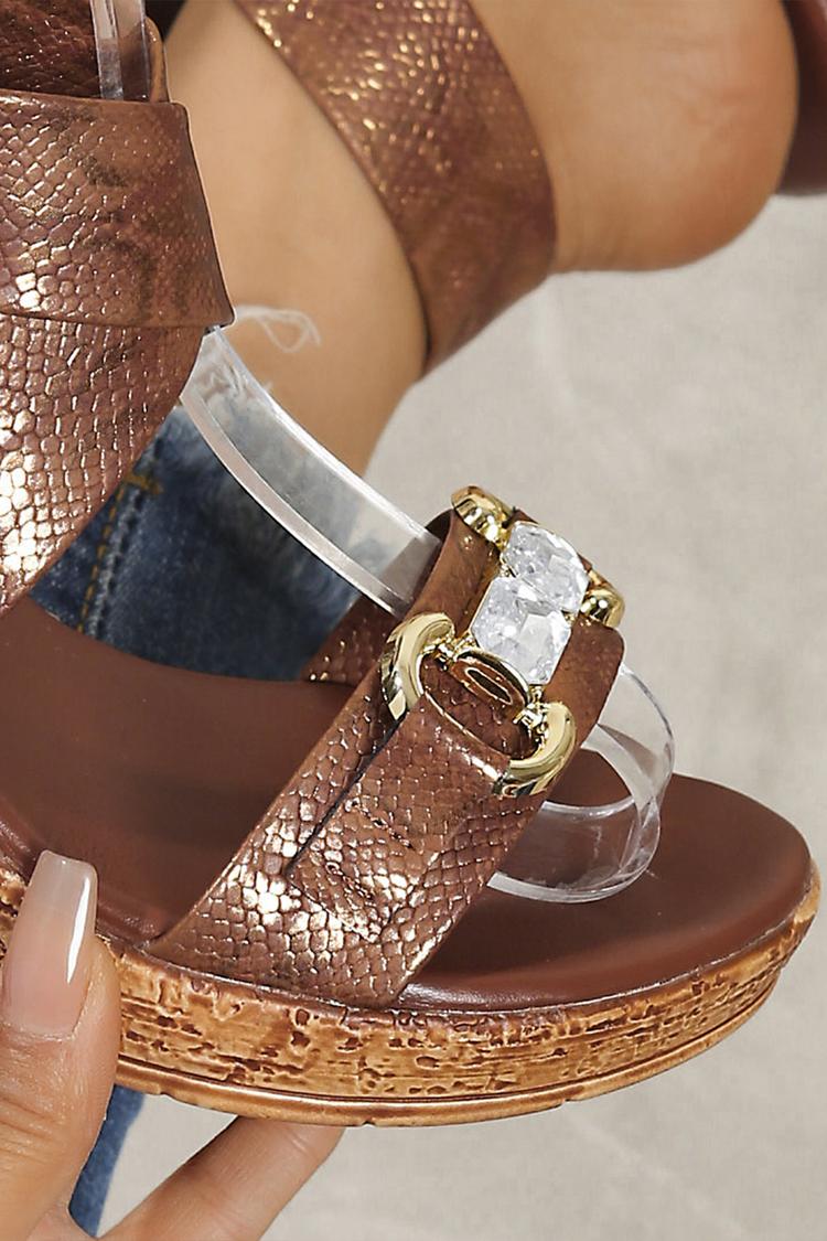 Sandali con zeppa, punta tonda, cinturino alla caviglia con stampa serpente e decorazioni in strass 