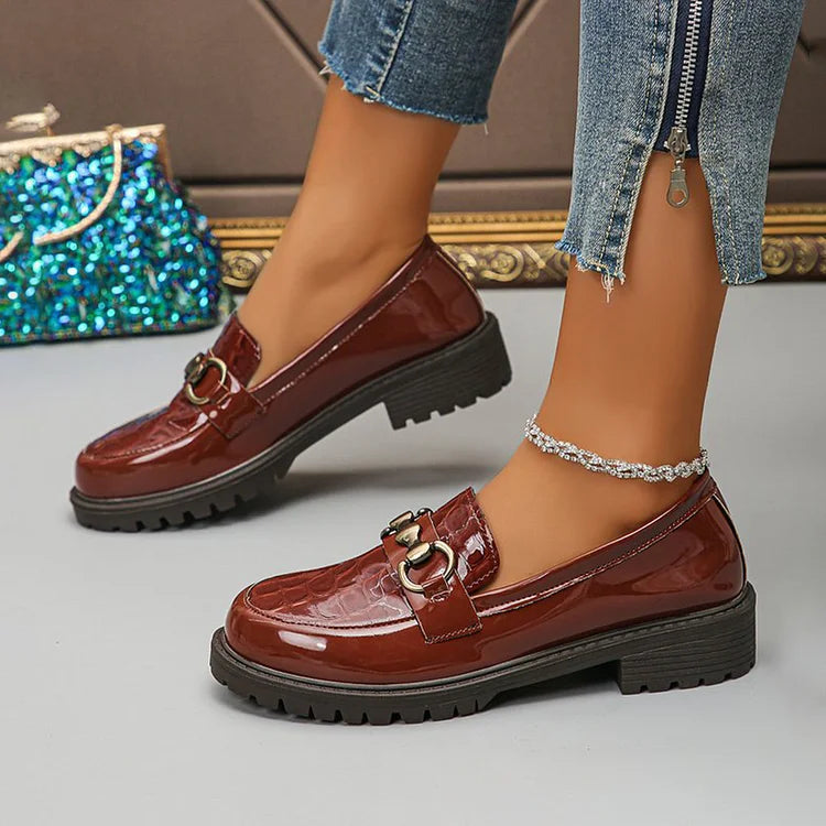 Casualowe mokasyny z okrągłym noskiem, ozdobą w postaci metalowej klamry i wzorem krokodyla