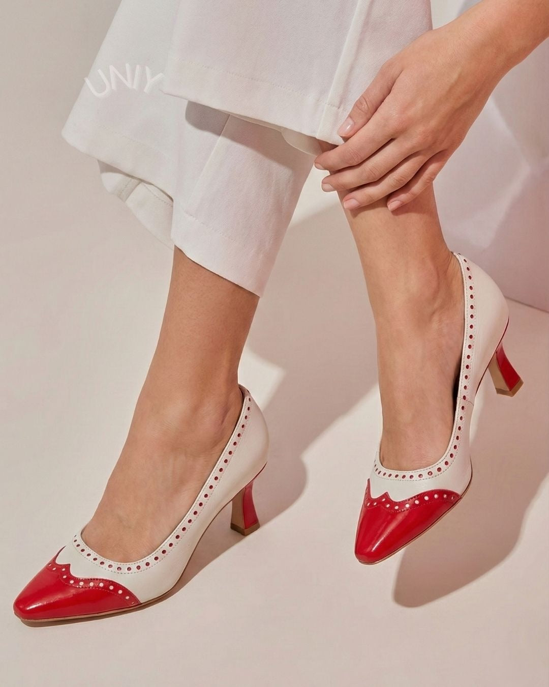 Farveblok Perforerede Spidse Tå Elegante Lavhælede Pumps [Forudbestilling]