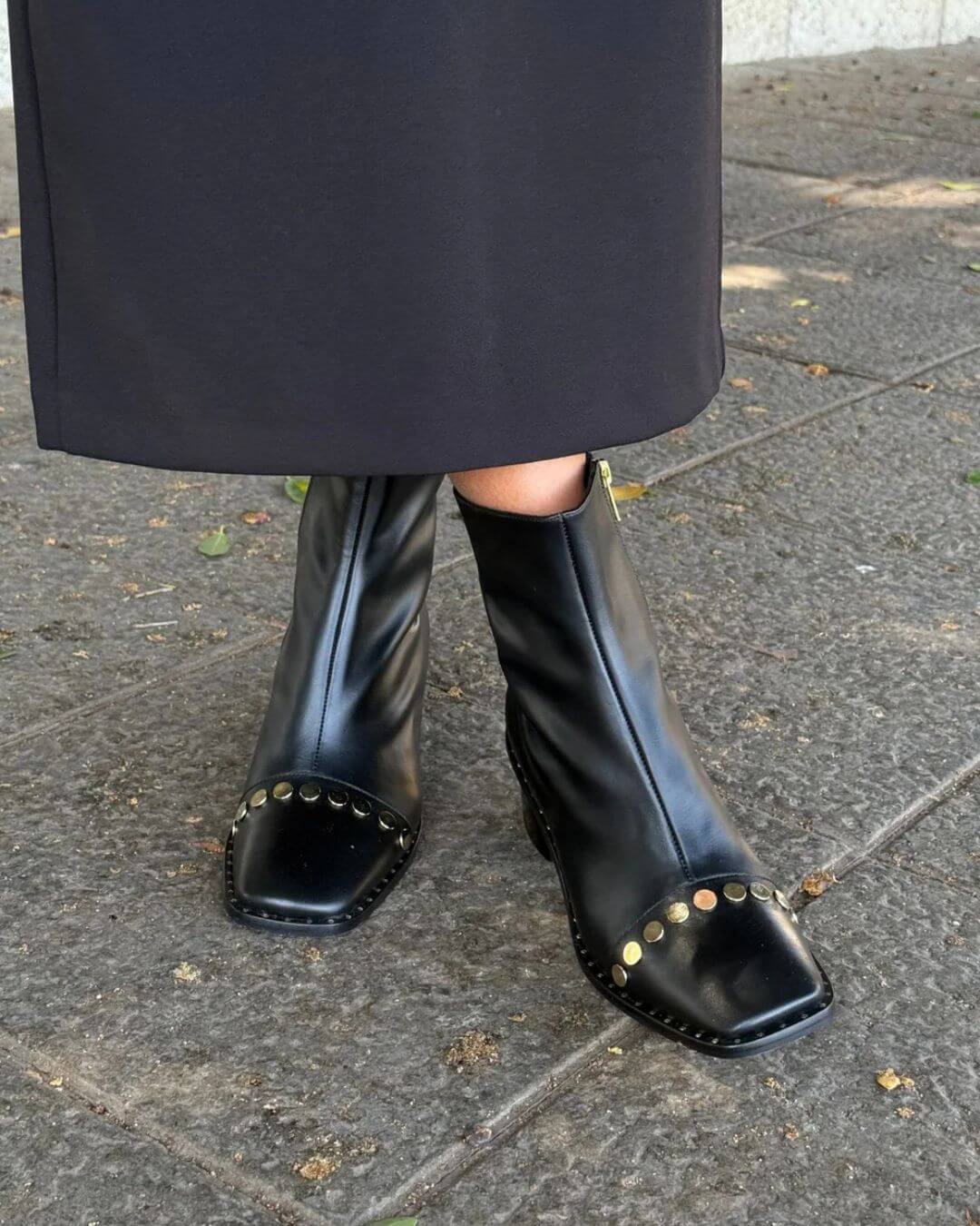 Stivali neri con punta quadrata e dettagli rivettati e tacco a blocco [Pre-ordine] 