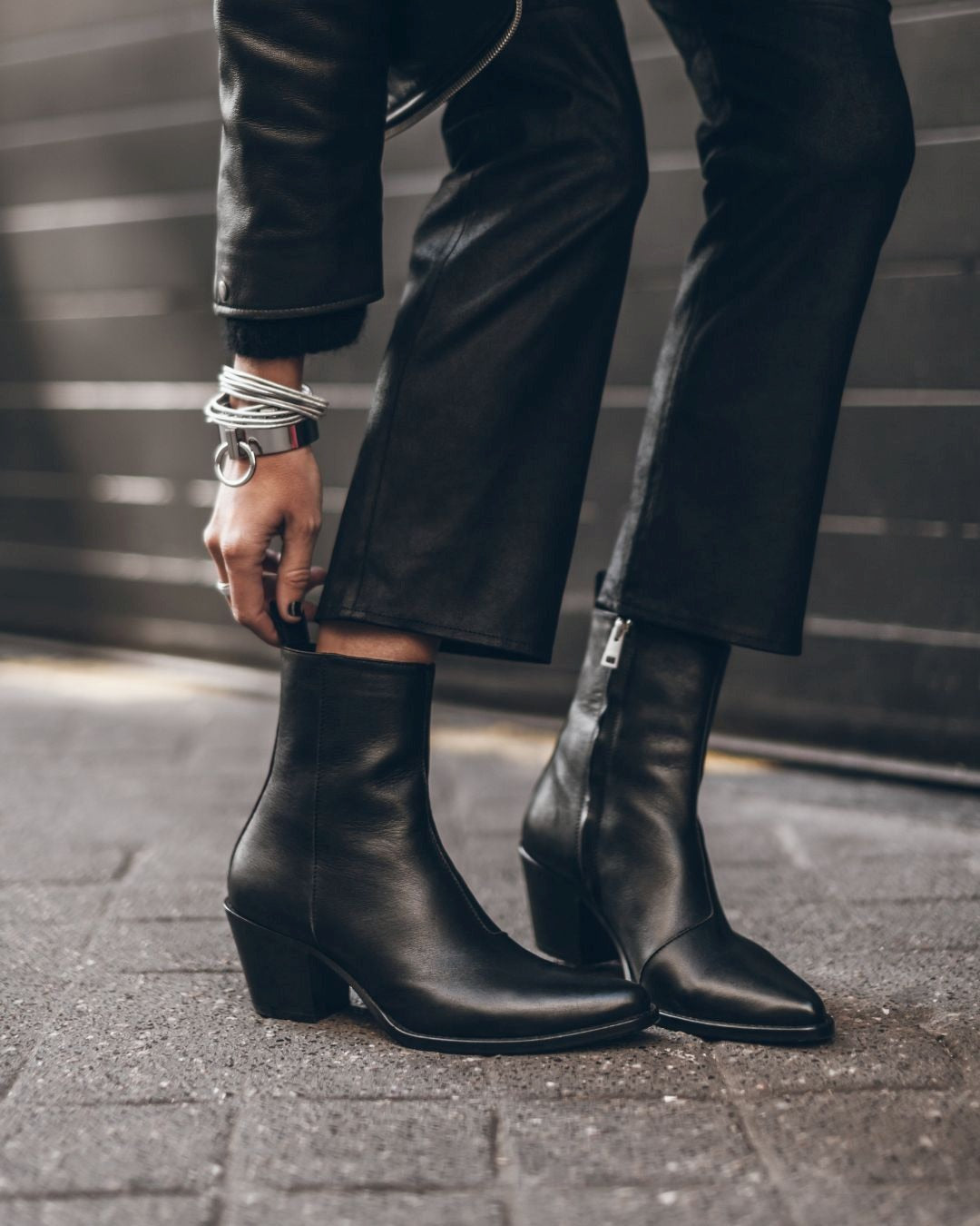 Stivaletti neri eleganti con punta a punta e tacco a blocco [Pre-ordine]