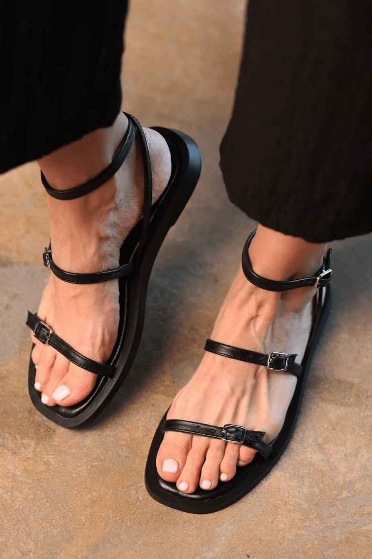 Minimalistische flache Sandalen aus Kunstleder mit mehreren Riemen und Schnalle [Vorbestellung]