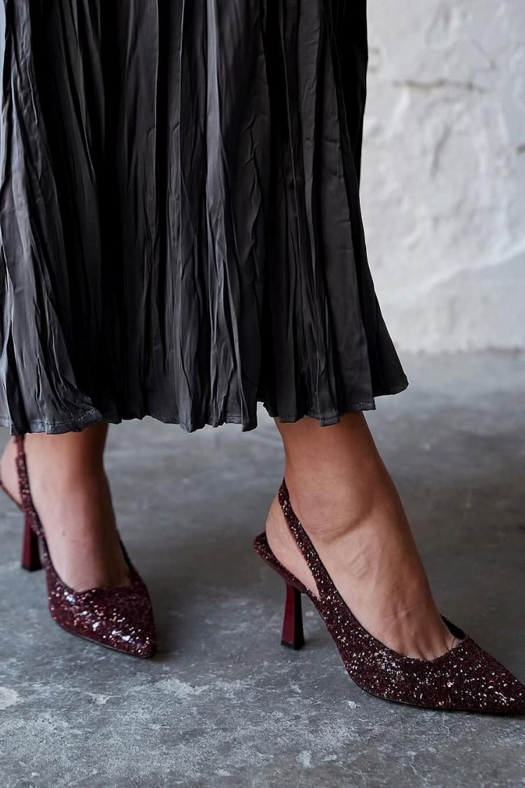 Scarpin Vintage Elegante Vinho com Bico Fino, Paetês e Slingback de Salto Alto [Pré-venda]