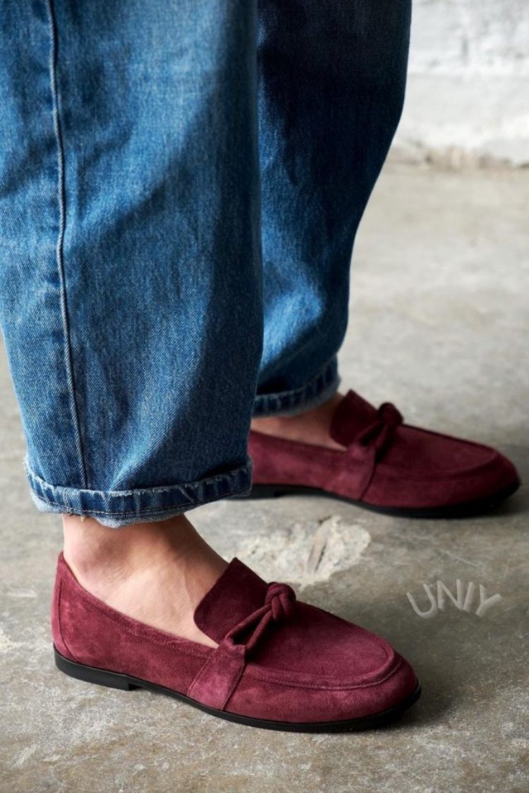 Bordeaux imitatiesuède loafers met knoopdetail en platte zool [Pre Order]