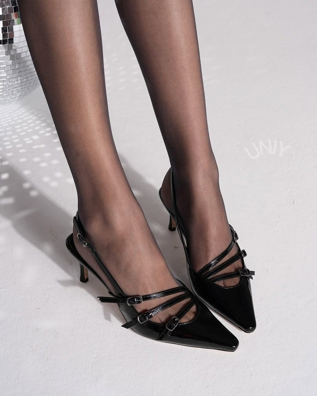 Zapatos de tacón alto negros elegantes con punta puntiaguda y triple hebilla [Reserva]