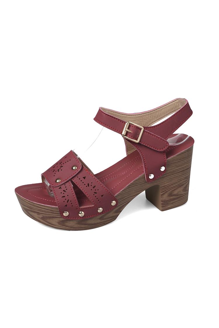 Sandali casual con tacco, punta tonda, tinta unita, con borchie in metallo traforate