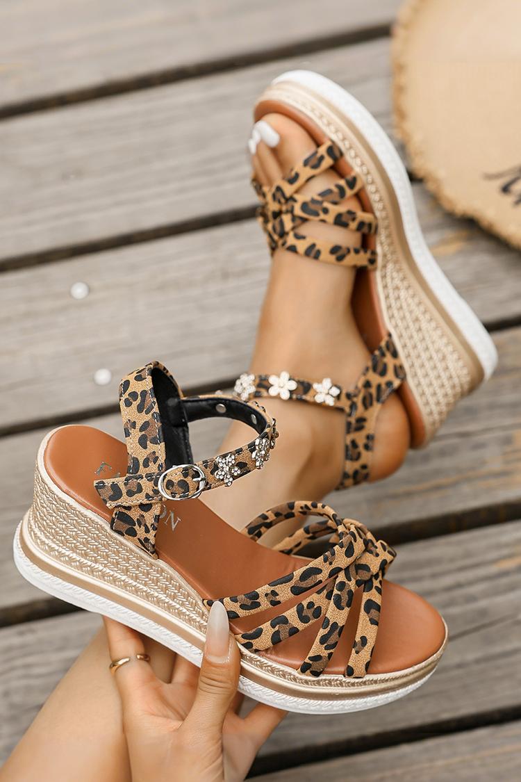 Sandali con zeppa a punta tonda, cinturino incrociato e stampa leopardata con decorazioni floreali 