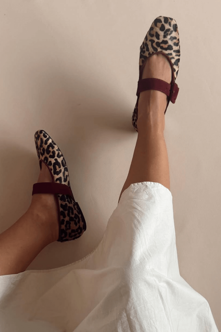 Mary Jane basse con punta tonda, cinturino con fibbia in pelle scamosciata e stampa leopardata [Pre-ordine]