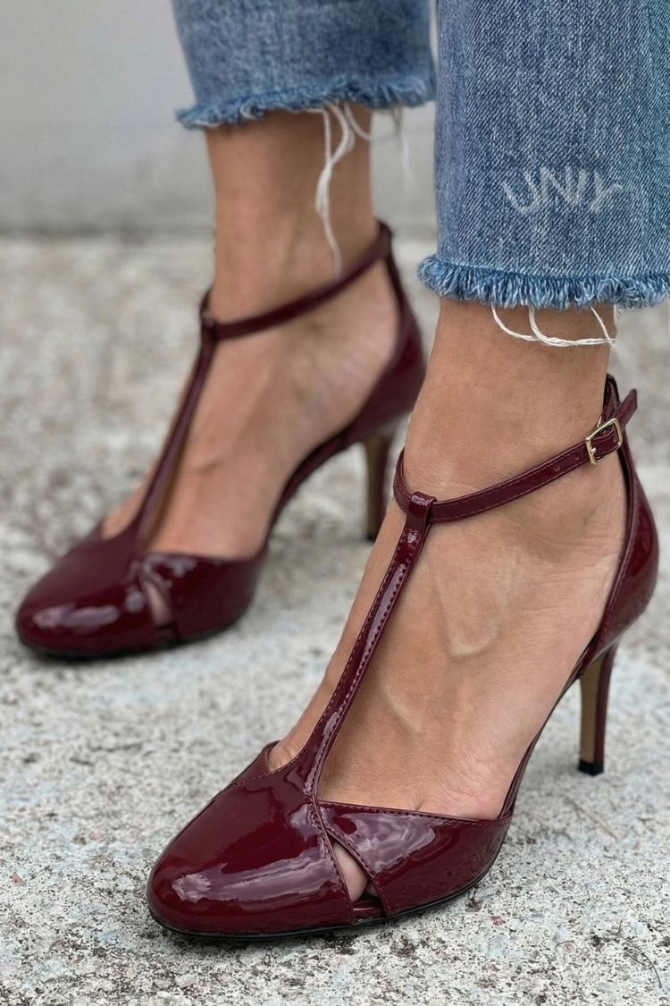 Décolleté con tacco alto e cinturino a T in pelle verniciata bordeaux [Pre-ordine]