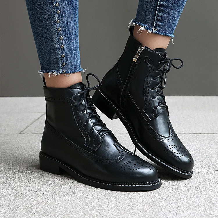 Stivaletti alla caviglia con lacci e punta tonda traforata in tinta unita