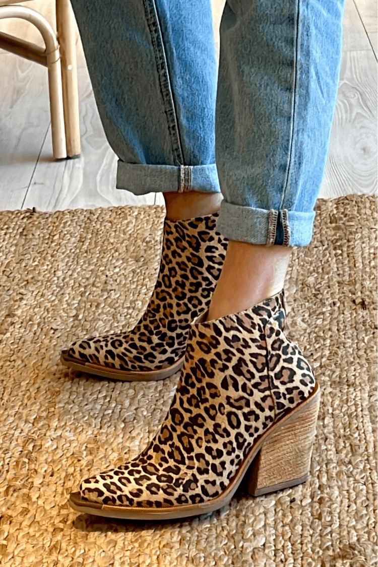 Stiefeletten mit Leopardenmuster und klobigem Absatz