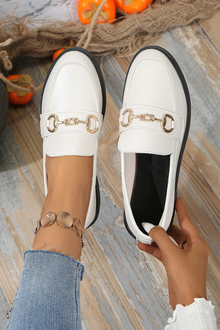 Mocassini con tacco basso e punta tonda, decorati con patchwork in tinta unita e fiocco