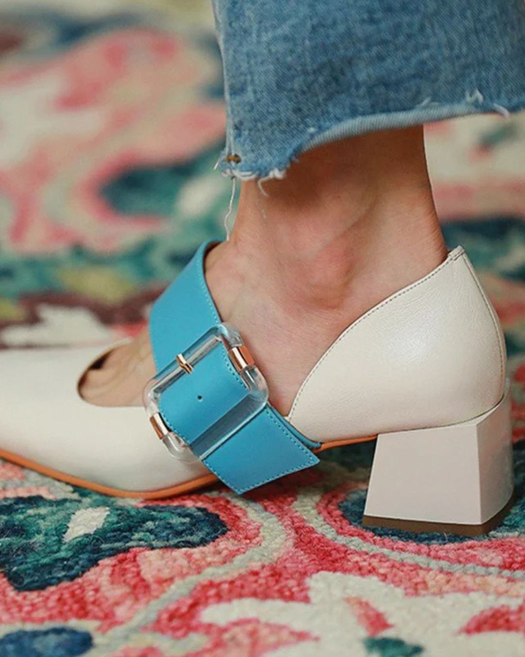 Weiß-blaues Colorblock spitz zulaufendes Schuhwerk mit breiter Schnalle und Blockabsatz [Vorbestellung]