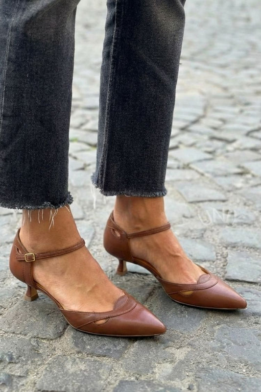 Stilige brune skinn sandaler med spiss tå og ankelrem kittenhæl [Forhåndsbestilling]