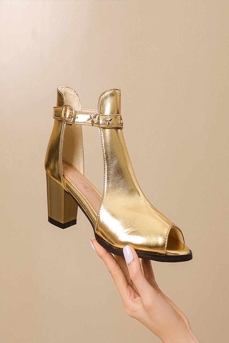 Tacones gruesos con punta abierta y brillo metálico con hebilla y tiras en el tobillo con decoración de estrellas