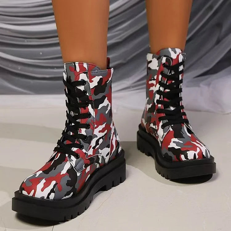 Mittelhohe Schnürstiefel mit Camouflage-Print und runder Zehenpartie und klobigem Absatz