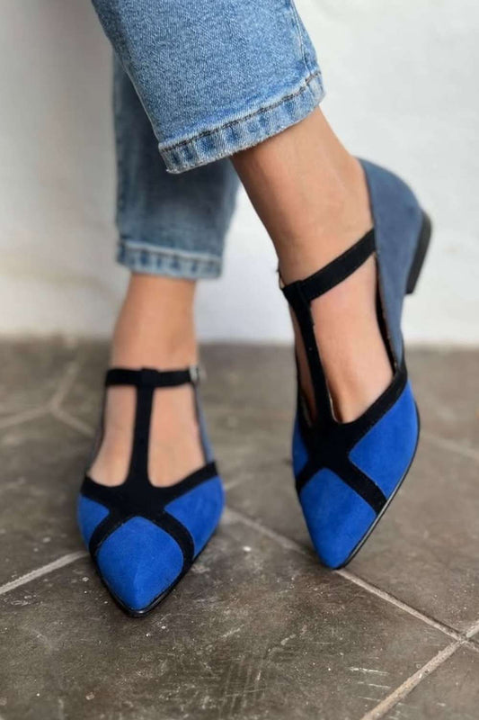 Ballerine a punta con cinturino a T color block blu e nero [Pre-ordine]